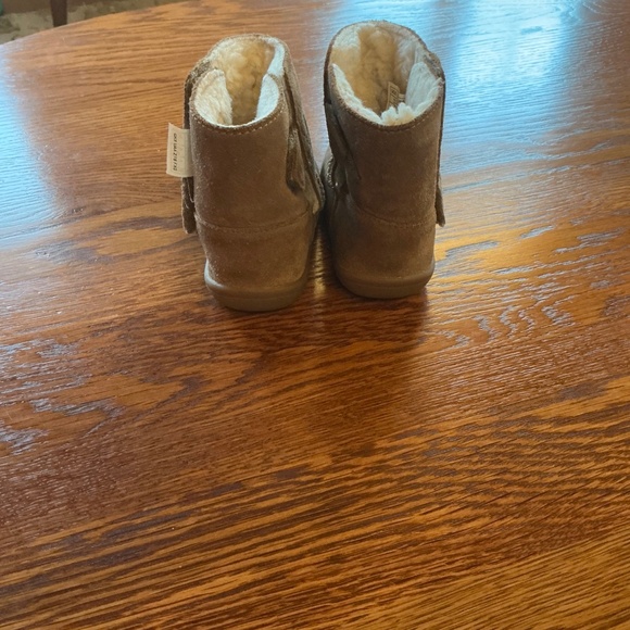 UGG Toddler Girl Keelan Boots in Chestnut sz 6 EUC - Picture 5 of 10